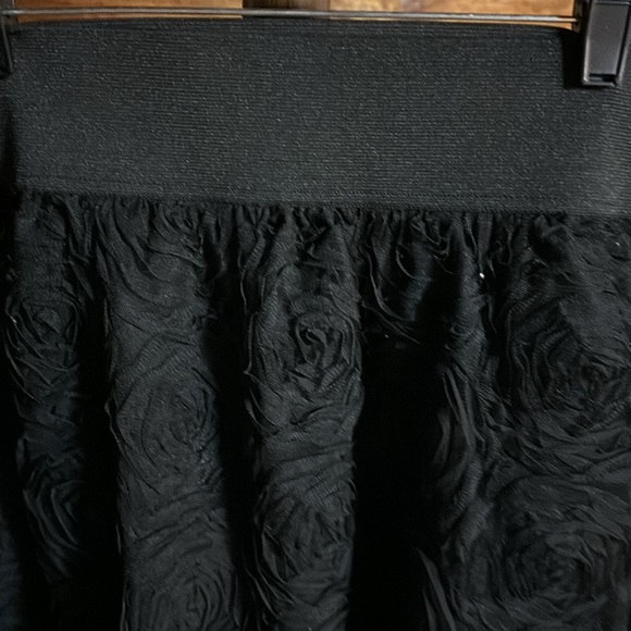 Ladies mini black floral skirt with tags. - Picture 2 of 4